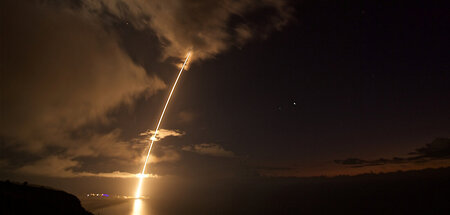 Start einer ballistischen Mittelstreckenrakete im Pazifik (Hawai... Start einer ballistischen Mittelstreckenrakete im Pazifik (Hawai...