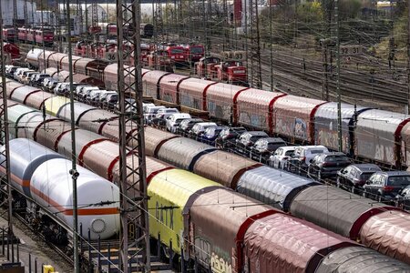 Waggons für allerlei Frachtgut von Güterzügen am Rangierbahnhof ... Waggons für allerlei Frachtgut von Güterzügen am Rangierbahnhof ...