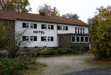 Die Idylle täuscht: Das frühere Hotel in Faßberg halten Neonazis... Die Idylle täuscht: Das frühere Hotel in Faßberg halten Neonazis...