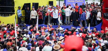 Maduro mit Unterstützern bei einer Demonstration in Caracas (17.... Maduro mit Unterstützern bei einer Demonstration in Caracas (17....