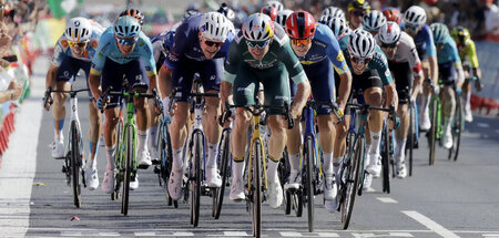 Kurz vorm Ziel: Wout van Aert gewinnt die siebte Etappe der Vuel... Kurz vorm Ziel: Wout van Aert gewinnt die siebte Etappe der Vuel...