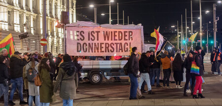 Hartnäckig: Donnerstagsdemo am Schwarzenbergplatz in Wien am 21.... Hartnäckig: Donnerstagsdemo am Schwarzenbergplatz in Wien am 21....