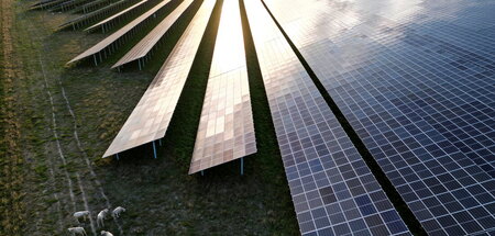 Meyer Burger setzt die Produktion von Solarmodulen in Sachsen-An... Meyer Burger setzt die Produktion von Solarmodulen in Sachsen-An...