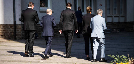 Bundeskanzler Olaf Scholz (SPD) und mehrere NRW-Landespolitiker ...