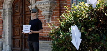 Erinnerung an alte Ideale: Protest vor der französischen Botscha... Erinnerung an alte Ideale: Protest vor der französischen Botscha...
