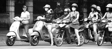 Müssen nicht chauffiert werden: Frauen in Vietnam auf dem Weg zu... Müssen nicht chauffiert werden: Frauen in Vietnam auf dem Weg zu...