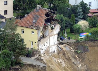 Zur Hälfte weggerissen: Haus »Auf der Halde« in Nachterstedt Zur Hälfte weggerissen: Haus »Auf der Halde« in Nachterstedt
