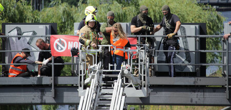 Aktivisten der "Letzten Generation" blockieren eine Schilderbrüc...