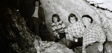 Ludwig Göhring führt Jugendliche durch die Höhle (1975)
