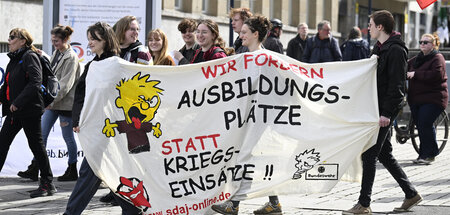 SDAJ-Mitglieder fordern Ausbildungsplätze statt Kriegseinsätze (...