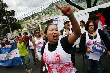 Vor der US-Botschaft in Tegucigalpa: Proteste gegen die honduran... Vor der US-Botschaft in Tegucigalpa: Proteste gegen die honduran...