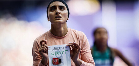 Die Afghanin Kimia Jusofi fordert bei den Olympischen Spielen Te...