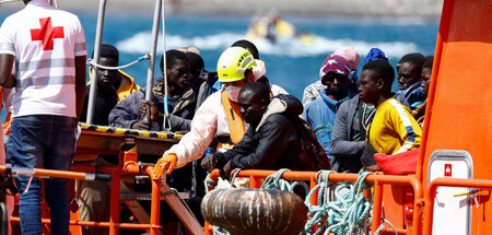 Nach einer lebensgefährlichen Überfahrt erreichen Geflüchtete de...
