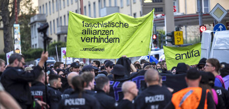 Antifaschistische Demonstration am Wahlabend vor dem Gebäudekomp... Antifaschistische Demonstration am Wahlabend vor dem Gebäudekomp...
