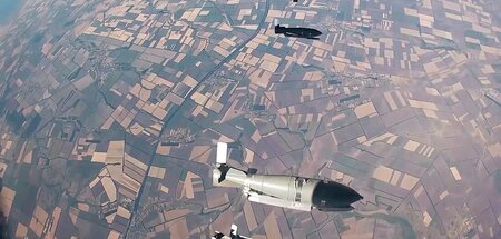 Gleitbomben sollen die ukrainischen Truppen bei Kursk zurückschl... Gleitbomben sollen die ukrainischen Truppen bei Kursk zurückschl...