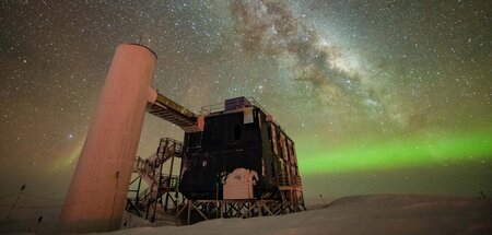 Antarktis: Blick auf das »IceCube«-Labor bei sternenklarem Nacht...