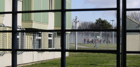 Blick aus einem vergitterten Fenster des Justizvollzugskrankenha... Blick aus einem vergitterten Fenster des Justizvollzugskrankenha...