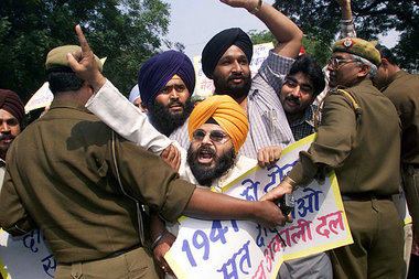 März 2002: Fanatisierte Hindus nach dem Attentat in Gujarat. Es ... März 2002: Fanatisierte Hindus nach dem Attentat in Gujarat. Es ...