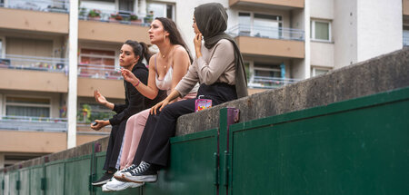 Man weiß ja nie: Hazal (Melia Kara, l.) und Freundinnen Man weiß ja nie: Hazal (Melia Kara, l.) und Freundinnen