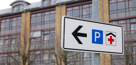 Nächste Ausfahrt: Sondershausen (Schild vor dem dortigen KMG-Kli... Nächste Ausfahrt: Sondershausen (Schild vor dem dortigen KMG-Kli...