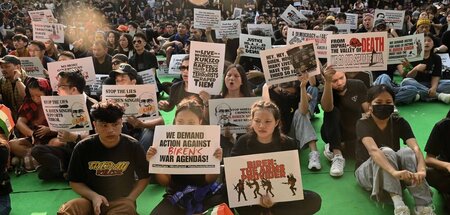 Protest gegen die vermutete heimliche Zusammenarbeit von Chief M... Protest gegen die vermutete heimliche Zusammenarbeit von Chief M...