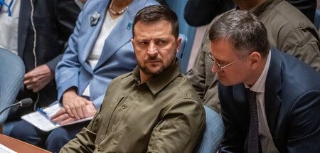 Ukraines Präsident Selenskij mit Außenminister Kuleba bei einer ... Ukraines Präsident Selenskij mit Außenminister Kuleba bei einer ...