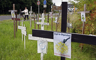 Protestinstallation an der Pipeline-Trassew in Monheim, südlich ...