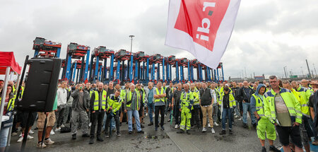Streikende Hafenarbeiter am Containerterminal im Hafen (Hamburg,...