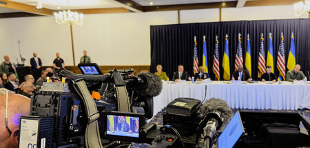 Medienvertreter verfolgen am Freitag das Treffen der »Ukraine-Ko... Medienvertreter verfolgen am Freitag das Treffen der »Ukraine-Ko...
