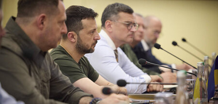 Mikrofone in Odessa, dahinter ukrainische Entscheidungsträger