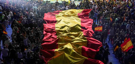Vox-Anhänger mit gigantischer Spanienflagge (Madrid, 19.5.2024) Vox-Anhänger mit gigantischer Spanienflagge (Madrid, 19.5.2024)