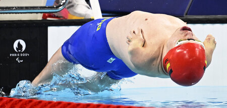 Wahrhaft olympisch: Josia Topf beim Rückenschwimmen über 50 Mete...