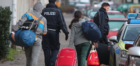 Die letzten Minuten in der BRD: Unter Polizeizwang zur Abschiebu... Die letzten Minuten in der BRD: Unter Polizeizwang zur Abschiebu...