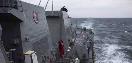 Der Lenkwaffenzerstörer USS »Ralph Johnson« (DDG-114) in der Str...