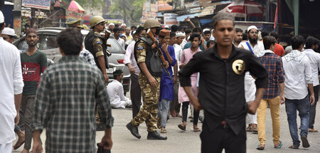 Vor einer Moschee in Noida im indischen Bundesstaat Uttar Prades...