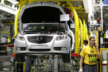 Opel-Beschäftigte, hier in Rüsselsheim, weiter im Unklaren