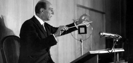 Arnold Schönberg (1874–1951) beim Dirigieren des Rundfunk-Sinfon...