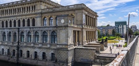 Vom Flächenbombardement verschont geblieben: Das Börsengebäude, ...