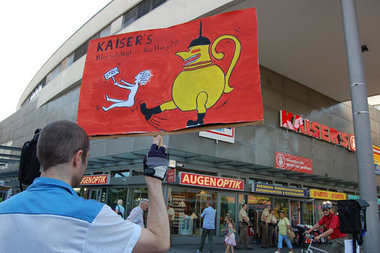 Sommer 2008: Protestaktion vor dem Berliner Supermarkt, in dem »...