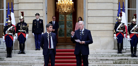 Premier Barnier (r.) und sein Vorgänger Attal bei der Übergabeze... Premier Barnier (r.) und sein Vorgänger Attal bei der Übergabeze...