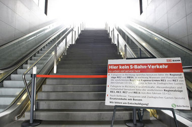 Mittlerweile sind menschenleere Zu- und Abgänge auf vielen Bahnh...