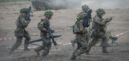 Kein Familienausflug: Bundeswehr-Soldaten bei der NATO-Kriegsübu... Kein Familienausflug: Bundeswehr-Soldaten bei der NATO-Kriegsübu...