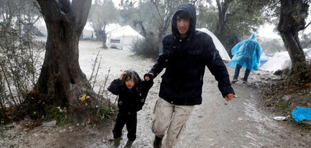 Neben der Staatsgewalt auch Wetterunbill ausgesetzt: Junge Geflü...