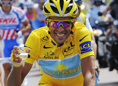 Mit Champagnerbecher ohne Fuß: Contador am Sonntag