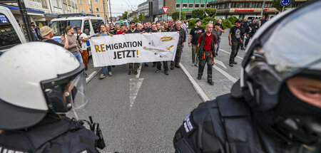 Empört über rechte Parolen wie diese, verfolgt die linksliberale...