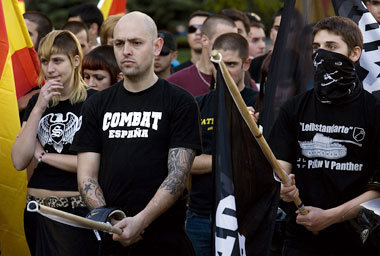 Spanische Neonazis marschierten am 1. Mai 2008 durch Madrid