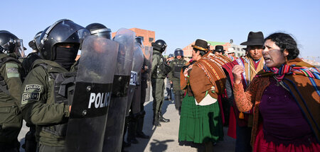 Die erste Blockade der »Ponchos Rojos« wurde auf der Straße nach... Die erste Blockade der »Ponchos Rojos« wurde auf der Straße nach...