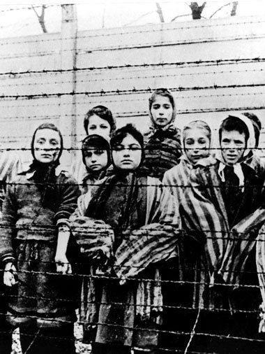 Kinder in Auschwitz kurz nach der Befreiung im Januar 1945