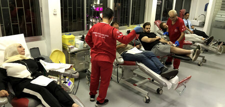 Menschen spenden in einem Krankenhaus in Beirut Blut für die bei...