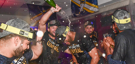 Fläschchen gefällig? Milwaukee Brewers nach dem Einzug in die Ba...